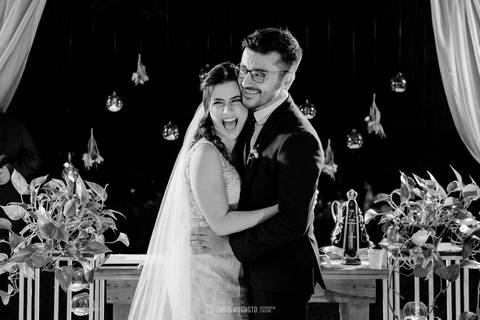 sorriso dos noivos no casamento de forma espontânea fotografa de casamento thais augusto registra momentos autorais e espontâneos de forma natural'