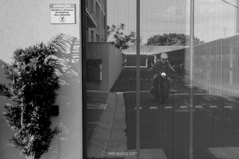 making of noivo capacete de esqueleto, hard rock ford dodge e harley davidson bebidas, amigos, making of do noivo com amigos fotógrafa de casamento Thais augusto registra fotos espontâneas e criativas com os noivos em bauru e região, salao do predio noivo'