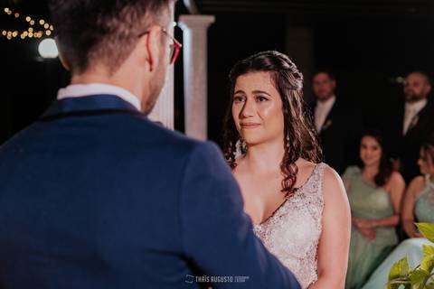 casamento noturno na chácara veneza fotógrafa de casamento registra momentos espontâneas e naturais do casal e convidados, festa cheia de emocão e naturalidade, noivos, 2023, noivos 2024, minha vez, entrada da noiva, luzes na chacara veneza na cerimonia'