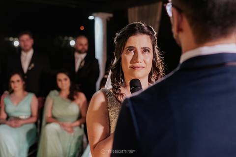 noiva emocionada nos votos de casamento para o noivo na chacara veneza'