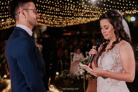 casamento noturno na chácara veneza fotógrafa de casamento registra momentos espontâneas e naturais do casal e convidados, festa cheia de emocão e naturalidade, noivos, 2023, noivos 2024, minha vez, entrada da noiva, luzes na chacara veneza na cerimonia'