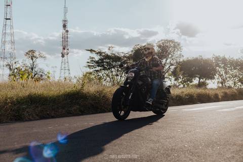 making of noivo capacete de esqueleto, hard rock ford dodge e harley davidson bebidas, amigos, making of do noivo com amigos fotógrafa de casamento Thais augusto registra fotos espontâneas e criativas com os noivos em bauru e região, salao do predio noivo'