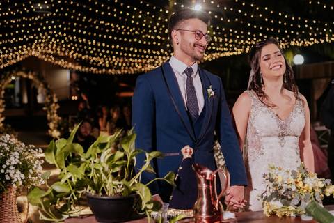 casamento noturno na chácara veneza fotógrafa de casamento registra momentos espontâneas e naturais do casal e convidados, festa cheia de emocão e naturalidade, noivos, 2023, noivos 2024, minha vez, entrada da noiva, luzes na chacara veneza na cerimonia'