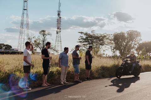 making of noivo capacete de esqueleto, hard rock ford dodge e harley davidson bebidas, amigos, making of do noivo com amigos fotógrafa de casamento Thais augusto registra fotos espontâneas e criativas com os noivos em bauru e região, salao do predio noivo'