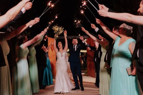 casamento noturno na chácara veneza fotógrafa de casamento registra momentos espontâneas e naturais do casal e convidados, festa cheia de emocão e naturalidade, noivos, 2023, noivos 2024, minha vez, entrada da noiva, luzes na chacara veneza na cerimonia'