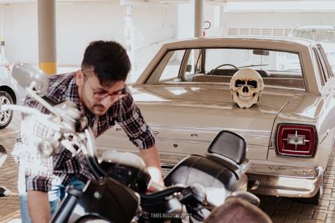 making of noivo capacete de esqueleto, hard rock ford dodge e harley davidson bebidas, amigos, making of do noivo com amigos fotógrafa de casamento Thais augusto registra fotos espontâneas e criativas com os noivos em bauru e região, salao do predio noivo'