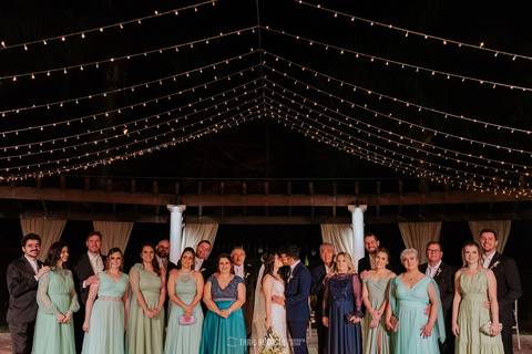 casamento noturno na chácara veneza fotógrafa de casamento registra momentos espontâneas e naturais do casal e convidados, festa cheia de emocão e naturalidade, noivos, 2023, noivos 2024, minha vez, entrada da noiva, luzes na chacara veneza na cerimonia'