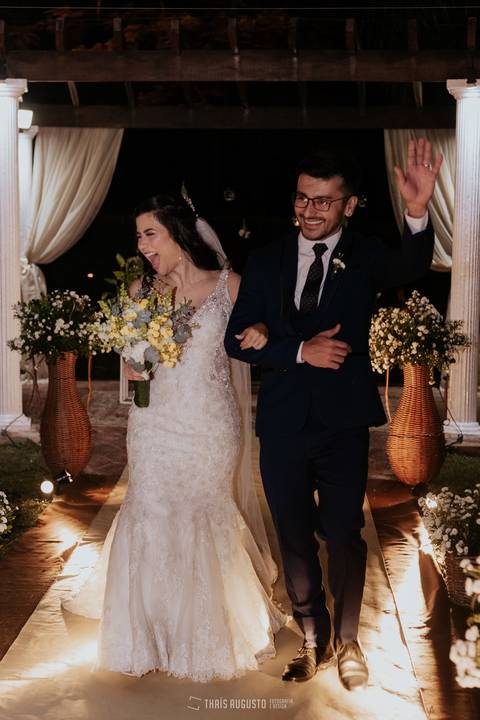 saída dos noivos no casamento da chacara veneza com casamento noturno'