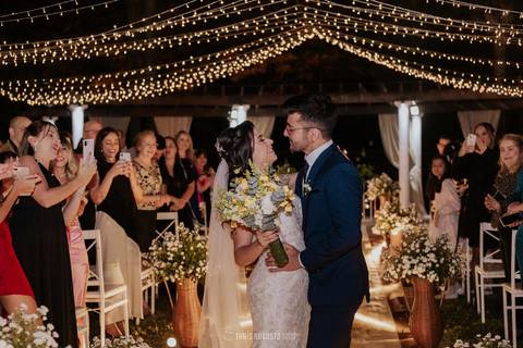 casamento noturno na chácara veneza fotógrafa de casamento registra momentos espontâneas e naturais do casal e convidados, festa cheia de emocão e naturalidade, noivos, 2023, noivos 2024, minha vez, entrada da noiva, luzes na chacara veneza na cerimonia'