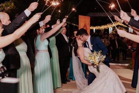 casamento noturno na chácara veneza fotógrafa de casamento registra momentos espontâneas e naturais do casal e convidados, festa cheia de emocão e naturalidade, noivos, 2023, noivos 2024, minha vez, entrada da noiva, luzes na chacara veneza na cerimonia '