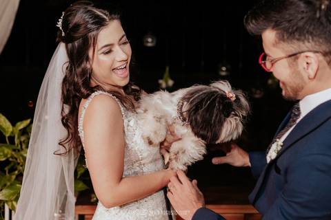 noivos com cachorro no dia do casamento '