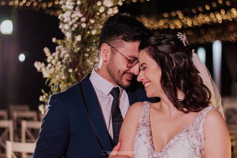 votos protocolares com os noivos na chácara veneza, fotos noturnas com o casal na decoração do casamento'