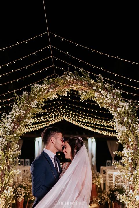 casamento noturno na chácara veneza fotógrafa de casamento registra momentos espontâneas e naturais do casal e convidados, festa cheia de emocão e naturalidade, noivos, 2023, noivos 2024, minha vez, entrada da noiva, luzes na chacara veneza na cerimonia'