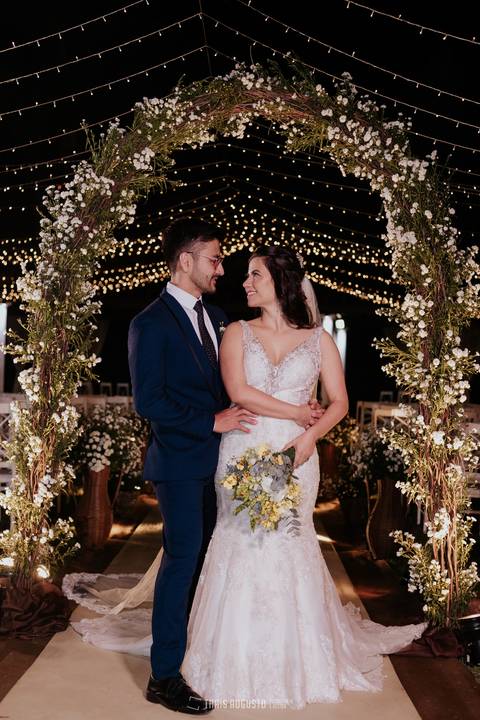 casamento noturno na chácara veneza fotógrafa de casamento registra momentos espontâneas e naturais do casal e convidados, festa cheia de emocão e naturalidade, noivos, 2023, noivos 2024, minha vez, entrada da noiva, luzes na chacara veneza na cerimonia'