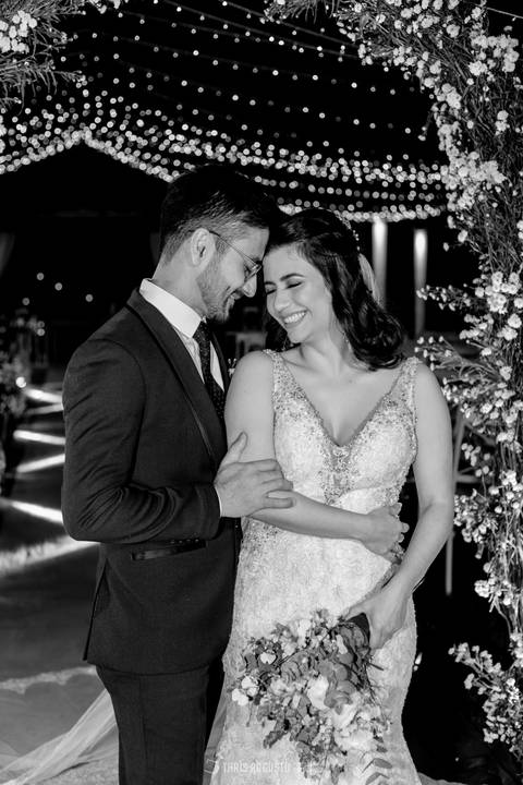 casamento noturno na chácara veneza fotógrafa de casamento registra momentos espontâneas e naturais do casal e convidados, festa cheia de emocão e naturalidade, noivos, 2023, noivos 2024, minha vez, entrada da noiva, luzes na chacara veneza na cerimonia'