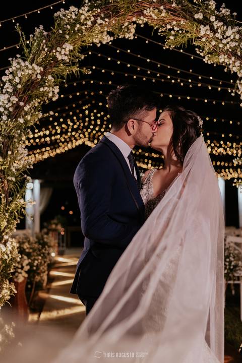 casamento noturno na chácara veneza fotógrafa de casamento registra momentos espontâneas e naturais do casal e convidados, festa cheia de emocão e naturalidade, noivos, 2023, noivos 2024, minha vez, entrada da noiva, luzes na chacara veneza na cerimonia'