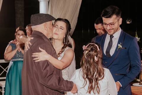 casamento noturno na chácara veneza fotógrafa de casamento registra momentos espontâneas e naturais do casal e convidados, festa cheia de emocão e naturalidade, noivos, 2023, noivos 2024, minha vez, entrada da noiva, luzes na chacara veneza na cerimonia'