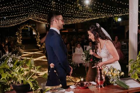 casamento noturno na chácara veneza fotógrafa de casamento registra momentos espontâneas e naturais do casal e convidados, festa cheia de emocão e naturalidade, noivos, 2023, noivos 2024, minha vez, entrada da noiva, luzes na chacara veneza na cerimonia'