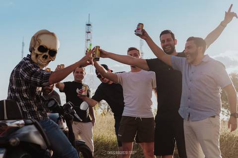 making of noivo capacete de esqueleto, hard rock ford dodge e harley davidson bebidas, amigos, making of do noivo com amigos fotógrafa de casamento Thais augusto registra fotos espontâneas e criativas com os noivos em bauru e região, salao do predio noivo'