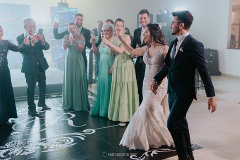 entrada dos noivos com brinde e dança na festa '