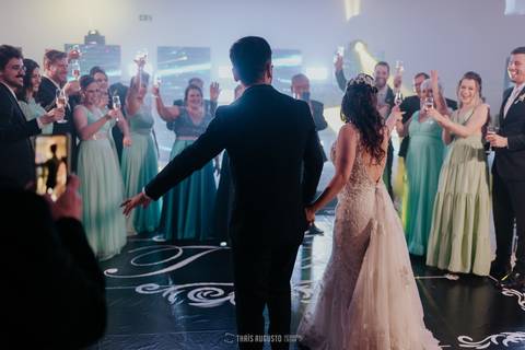 casamento noturno na chácara veneza fotógrafa de casamento registra momentos espontâneas e naturais do casal e convidados, festa cheia de emocão e naturalidade, noivos, 2023, noivos 2024, minha vez, entrada da noiva, luzes na chacara veneza na cerimonia'