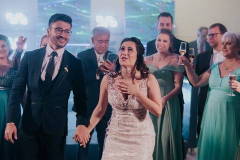 casamento noturno na chácara veneza fotógrafa de casamento registra momentos espontâneas e naturais do casal e convidados, festa cheia de emocão e naturalidade, noivos, 2023, noivos 2024, noiva emocionada no brinde'
