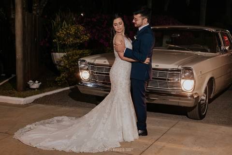 fotos dos noivos com o carro no dia do casamento ford dodge na chacara veneza'