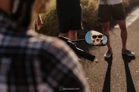 retrovisor com o noivo de capacete de caveira no seu making of'