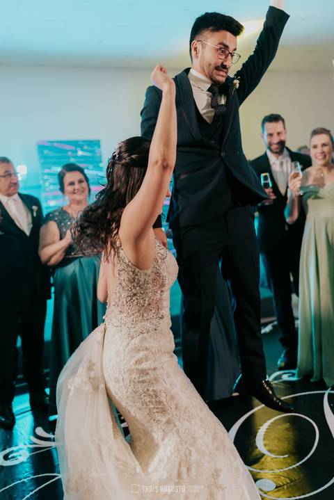 casamento noturno na chácara veneza fotógrafa de casamento registra momentos espontâneas e naturais do casal e convidados, festa cheia de emocão e naturalidade, noivos, 2023, noivos 2024, minha vez, entrada da noiva, luzes na chacara veneza na cerimonia'