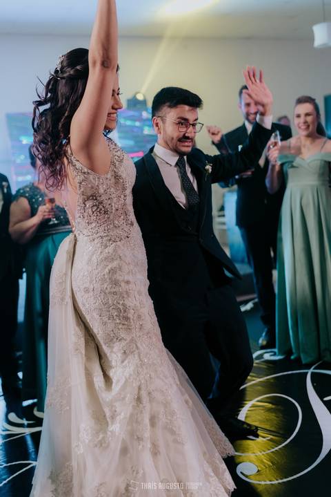 casamento noturno na chácara veneza fotógrafa de casamento registra momentos espontâneas e naturais do casal e convidados, festa cheia de emocão e naturalidade, noivos, 2023, noivos 2024, minha vez, entrada da noiva, luzes na chacara veneza na cerimonia'