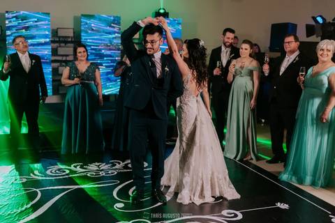 casamento noturno na chácara veneza fotógrafa de casamento registra momentos espontâneas e naturais do casal e convidados, festa cheia de emocão e naturalidade, noivos, 2023, noivos 2024, minha vez, entrada da noiva, luzes na chacara veneza na cerimonia'