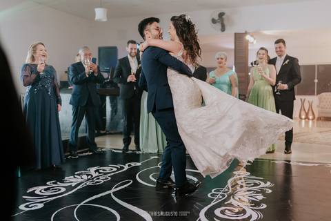 casamento noturno na chácara veneza fotógrafa de casamento registra momentos espontâneas e naturais do casal e convidados, festa cheia de emocão e naturalidade, noivos, 2023, noivos 2024, minha vez, entrada da noiva, luzes na chacara veneza na cerimonia'