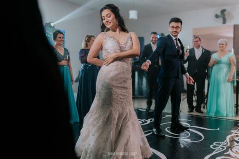 casamento noturno na chácara veneza fotógrafa de casamento registra momentos espontâneas e naturais do casal e convidados, festa cheia de emocão e naturalidade, noivos, 2023, noivos 2024, minha vez, entrada da noiva, luzes na chacara veneza na cerimonia'
