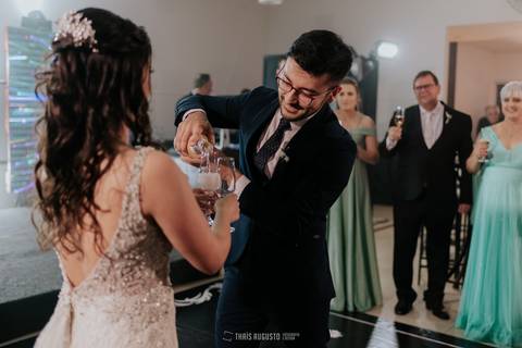 casamento noturno na chácara veneza fotógrafa de casamento registra momentos espontâneas e naturais do casal e convidados, festa cheia de emocão e naturalidade, noivos, 2023, noivos 2024, minha vez, entrada da noiva, luzes na chacara veneza na cerimonia'