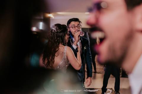 brinde dos noivos padrinhos curtindo de forma espontânea'