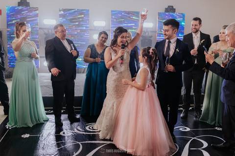 casamento noturno na chácara veneza fotógrafa de casamento registra momentos espontâneas e naturais do casal e convidados, festa cheia de emocão e naturalidade, noivos, 2023, noivos 2024, minha vez, entrada da noiva, luzes na chacara veneza na cerimonia'