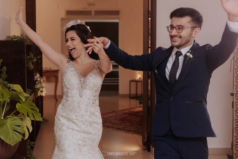 entrada dos noivos na festa de casamento para o brinde da festa vestido de noiva barbara boutique e terno azul noivas ideias'