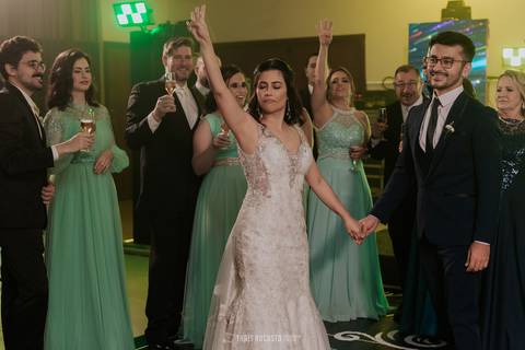 casamento noturno na chácara veneza fotógrafa de casamento registra momentos espontâneas e naturais do casal e convidados, festa cheia de emocão e naturalidade, noivos, 2023, noivos 2024, minha vez, entrada da noiva, luzes na chacara veneza na cerimonia'