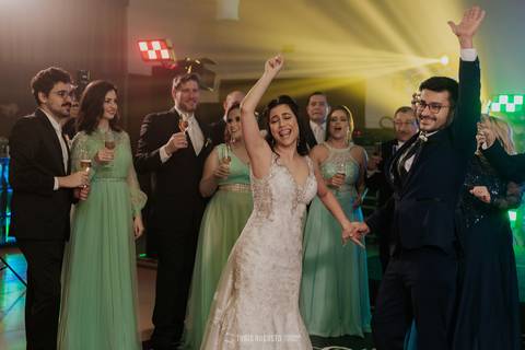 casamento noturno na chácara veneza fotógrafa de casamento registra momentos espontâneas e naturais do casal e convidados, festa cheia de emocão e naturalidade, noivos, 2023, noivos 2024, minha vez, entrada da noiva, luzes na chacara veneza na cerimonia'