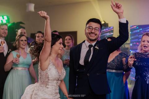 casamento noturno na chácara veneza fotógrafa de casamento registra momentos espontâneas e naturais do casal e convidados, festa cheia de emocão e naturalidade, noivos, 2023, noivos 2024, minha vez, entrada da noiva, luzes na chacara veneza na cerimonia'
