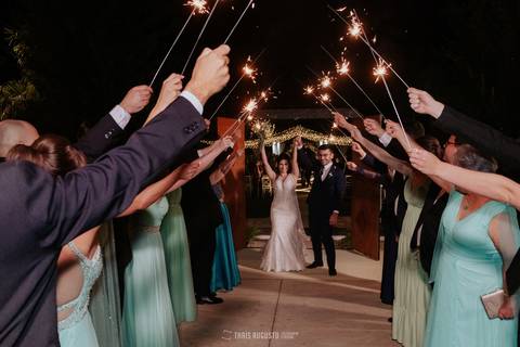 saida dos noivos com sparkles na chacara veneza decoração noturna'