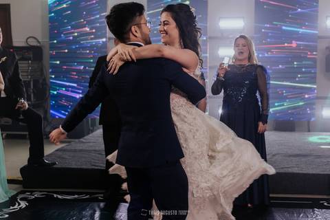 casamento noturno na chácara veneza fotógrafa de casamento registra momentos espontâneas e naturais do casal e convidados, festa cheia de emocão e naturalidade, noivos, 2023, noivos 2024, minha vez, entrada da noiva, luzes na chacara veneza na cerimonia'