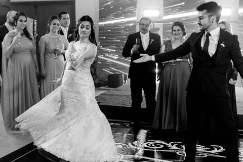 casamento noturno na chácara veneza fotógrafa de casamento registra momentos espontâneas e naturais do casal e convidados, festa cheia de emocão e naturalidade, noivos, 2023, noivos 2024, minha vez, entrada da noiva, luzes na chacara veneza na cerimonia'