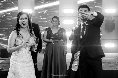 casamento noturno na chácara veneza fotógrafa de casamento registra momentos espontâneas e naturais do casal e convidados, festa cheia de emocão e naturalidade, noivos, 2023, noivos 2024, minha vez, entrada da noiva, luzes na chacara veneza na cerimonia'