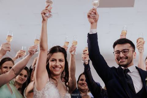 casamento noturno na chácara veneza fotógrafa de casamento registra momentos espontâneas e naturais do casal e convidados, festa cheia de emocão e naturalidade, noivos, 2023, noivos 2024, minha vez, entrada da noiva, luzes na chacara veneza na cerimonia'