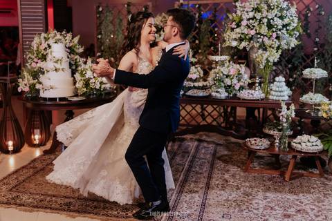 casamento noturno na chácara veneza fotógrafa de casamento registra momentos espontâneas e naturais do casal e convidados, festa cheia de emocão e naturalidade, noivos, 2023, noivos 2024, minha vez, entrada da noiva, luzes na chacara veneza na cerimonia'