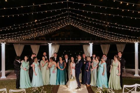 foto dos noivos com os padrinhos, no dia do casamento com os noivos, fotos protocolares divertidas e espontâneas no dia do casamento na chacara veneza em agudos sp'