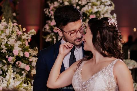 casamento noturno na chácara veneza fotógrafa de casamento registra momentos espontâneas e naturais do casal e convidados, festa cheia de emocão e naturalidade, noivos, 2023, noivos 2024, minha vez, entrada da noiva, luzes na chacara veneza na cerimonia'