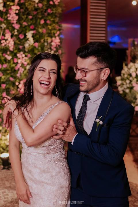 casamento noturno na chácara veneza fotógrafa de casamento registra momentos espontâneas e naturais do casal e convidados, festa cheia de emocão e naturalidade, noivos, 2023, noivos 2024, minha vez, entrada da noiva, luzes na chacara veneza na cerimonia'