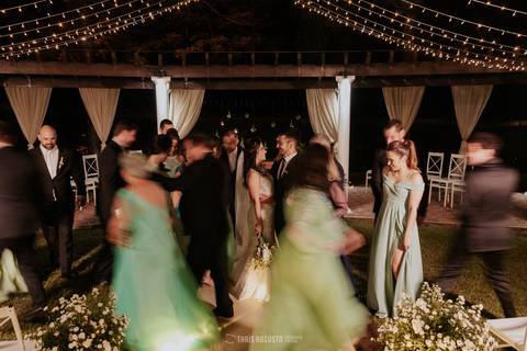 padrinhos andando nas fotos protocolares com os noivos, fotos criativas'